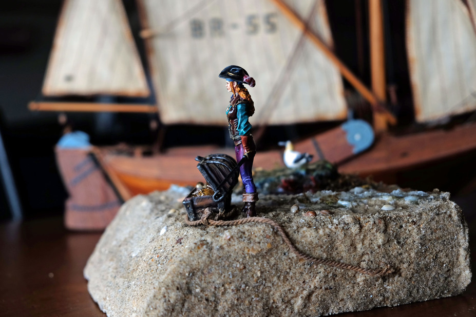 Anne Bonny - The Beauty and the Booty Small 8