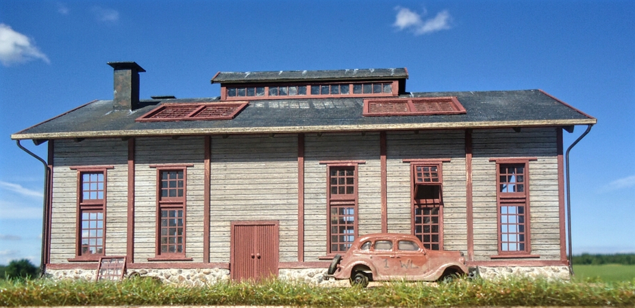 Narrow gauge engine house in HO